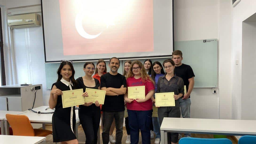 Timişoara Vest Üniversitesinde Türkçe Dersi Alan Öğrenciler Katılım Belgelerini Aldı