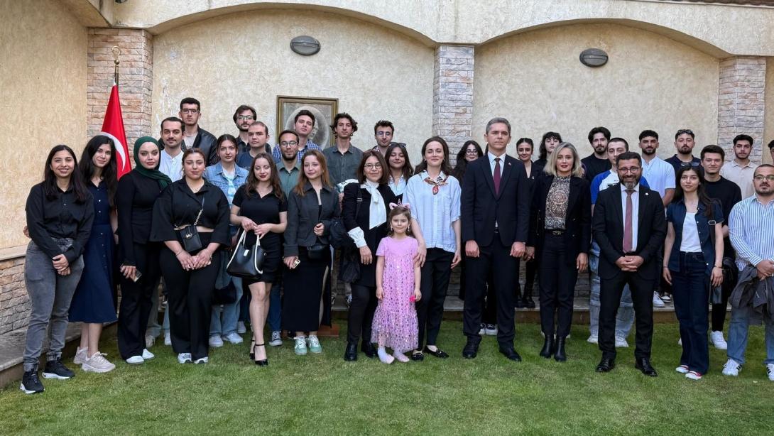 Köstence Başkonsolosumuz Ozan Çakır'ın ev sahipliğinde Üniversite Öğrencileriyle Buluşma 